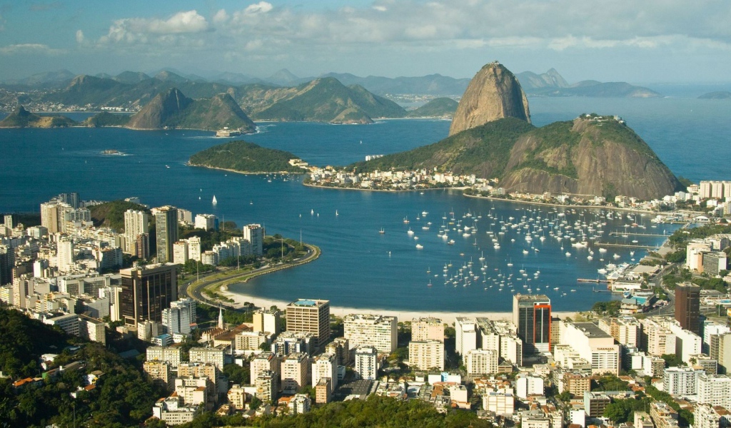 Вид на город у моря с высоты