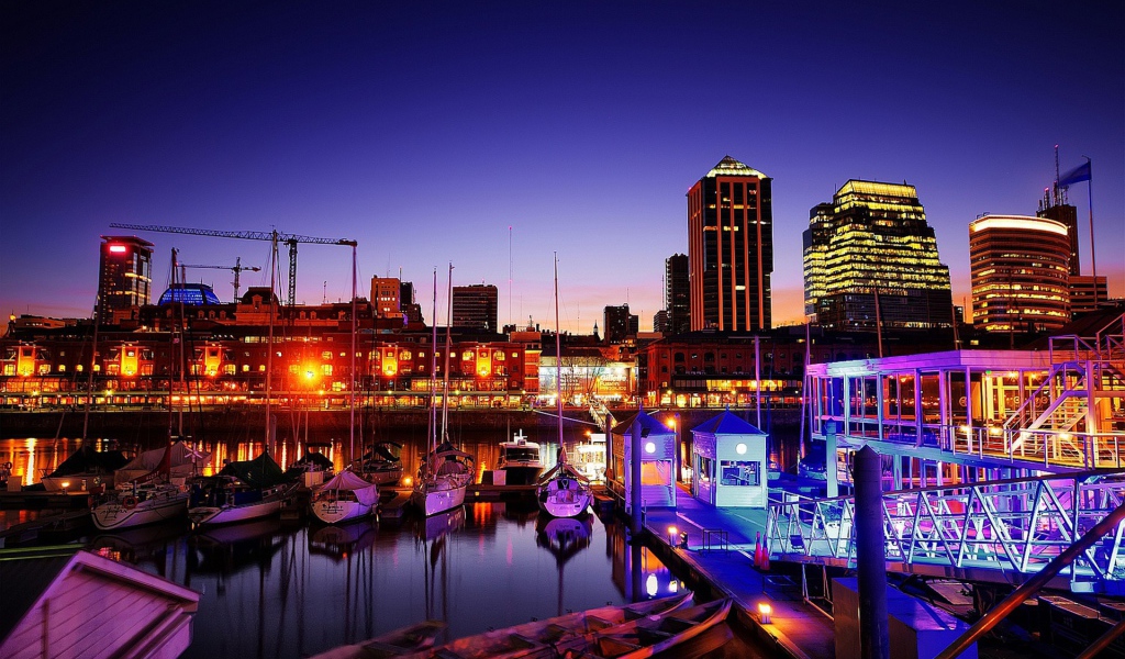 Вечерний город отражается в воде