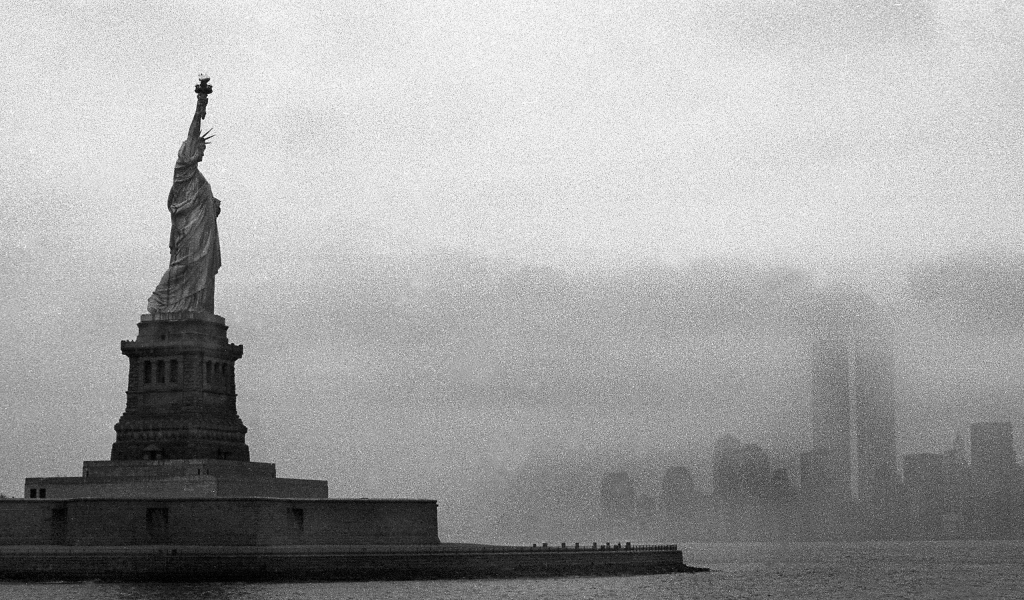 Одинокая статуя Свободы