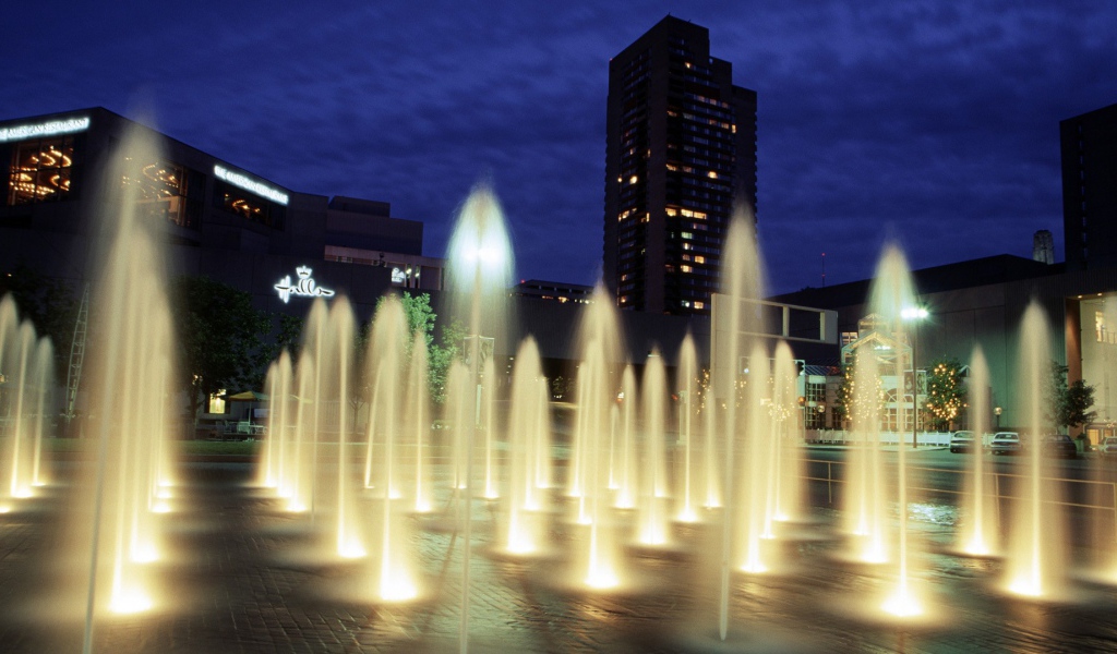 Световой фонтан ночью