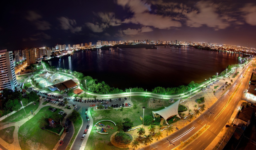 Ночной город вокруг залива