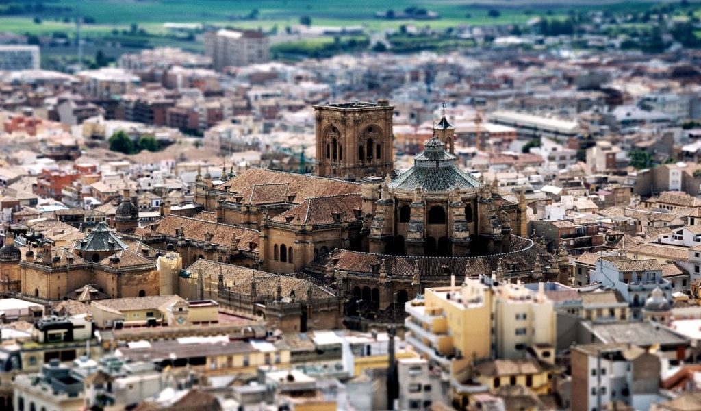 Старая крепость среди нового города