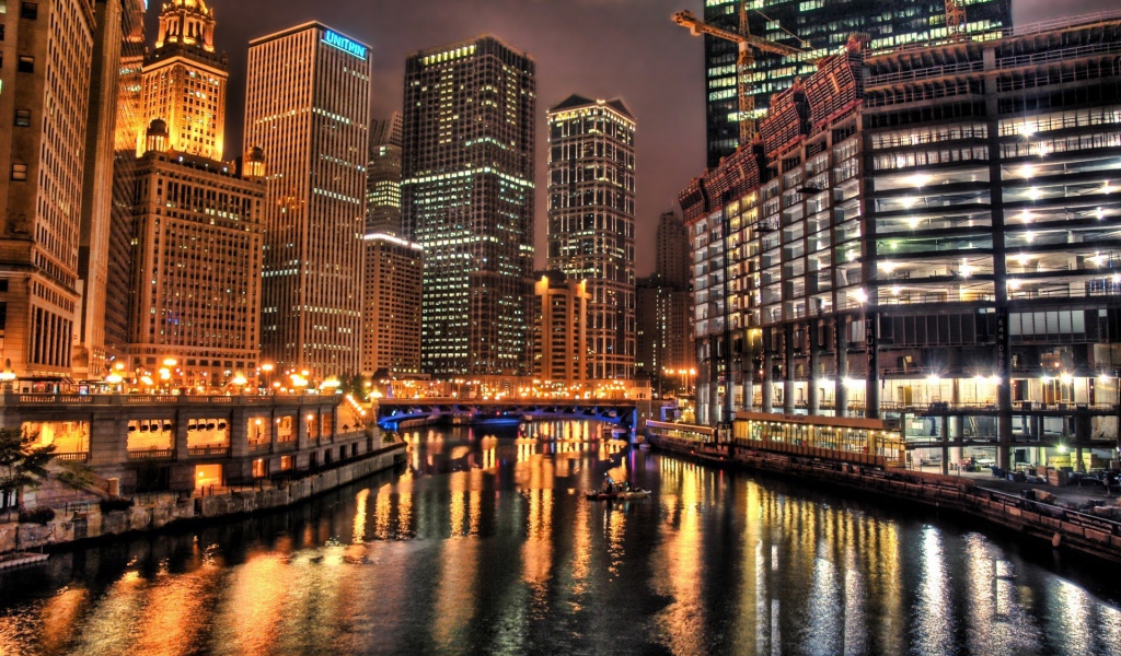 Небоскребы в ночном городе