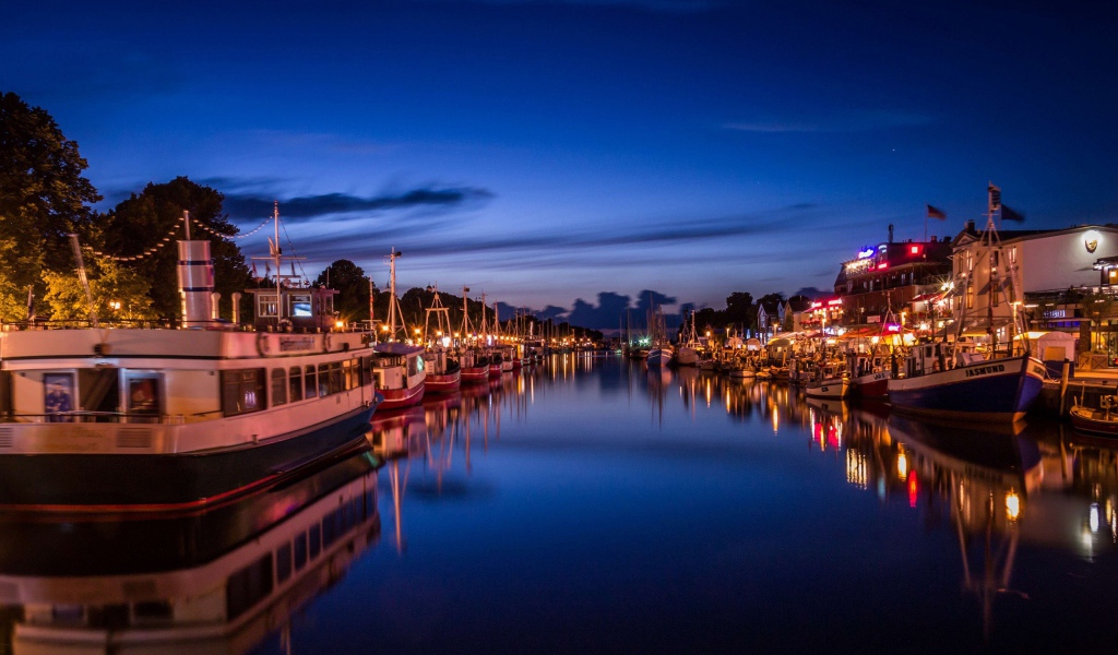 Город на берегу реки вечером