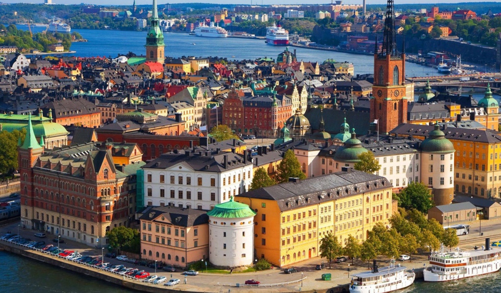 Городской пейзаж с набережной