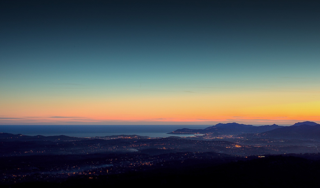 Вид вечернего города с горы
