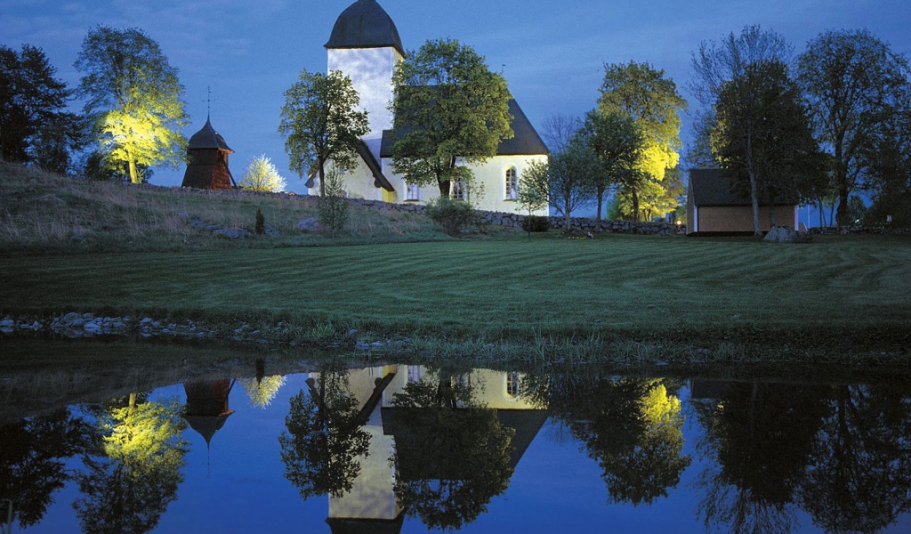 Костел на берегу озера