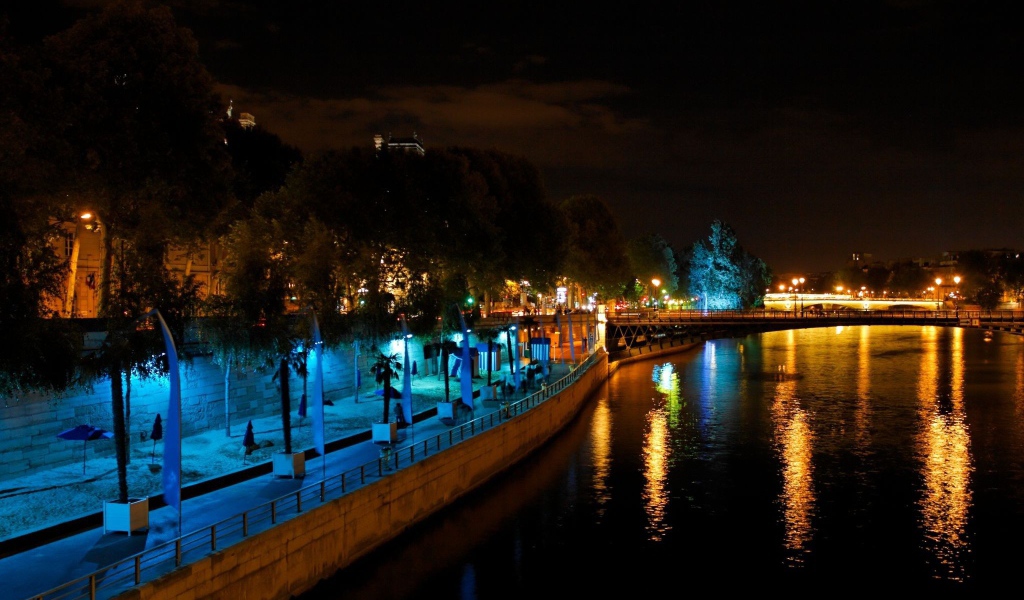 Городская набережная ночью