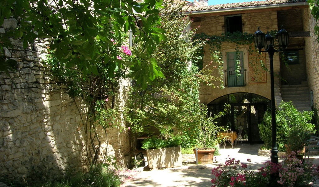 Французский городской двор