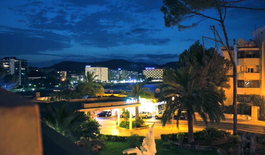 Курортный город ночью