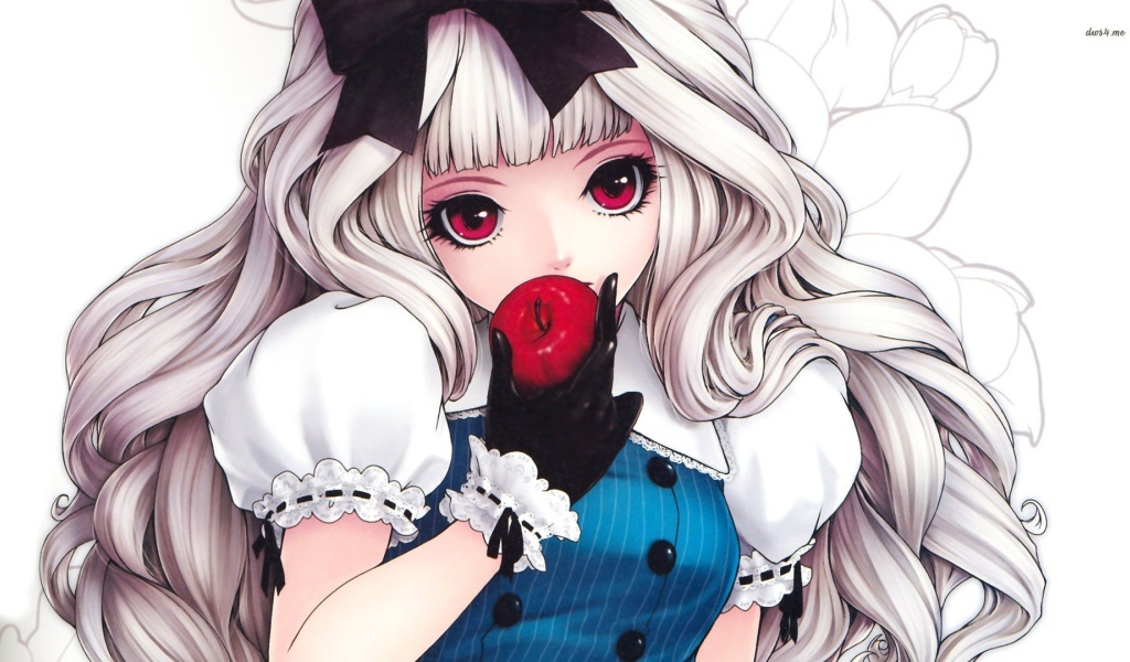 Девочка откусывает яблоко