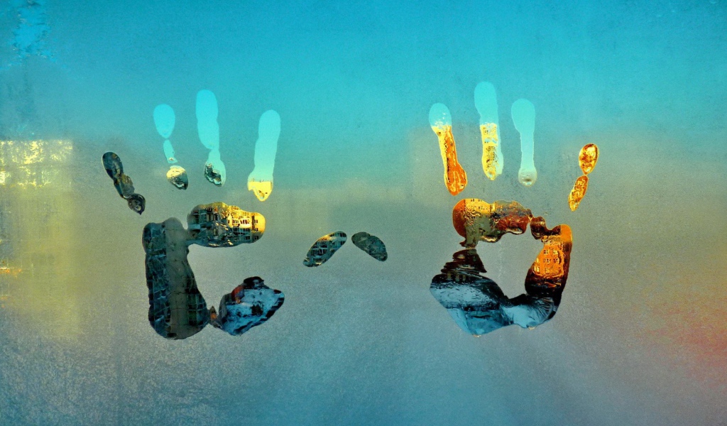 Отпечатки ладоней на запотевшем окне