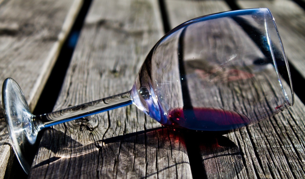 Бокал на деревянном полу