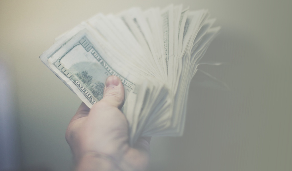 Деньги в руке