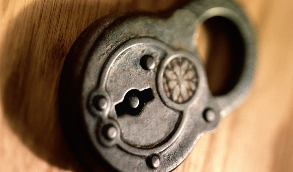 Старинный клепаный замок