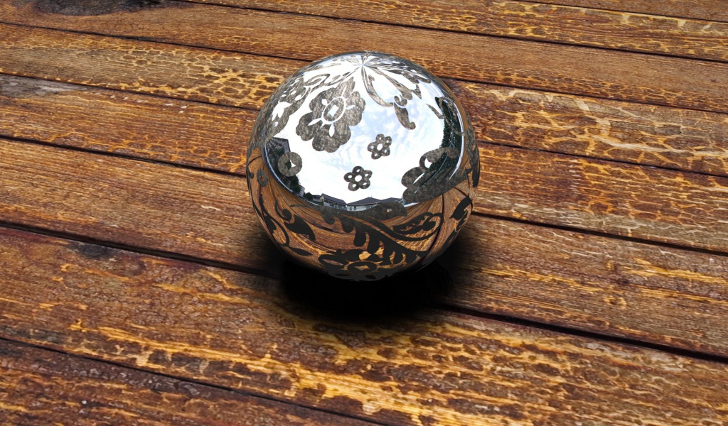 Блестящий шар на деревянном полу