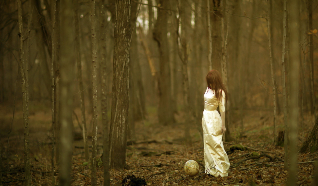 Девушка в лесу с глобусом