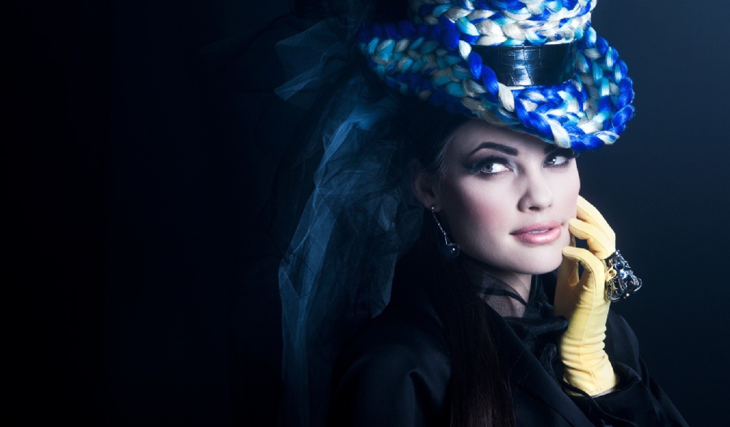 Девушка в синей шляпе