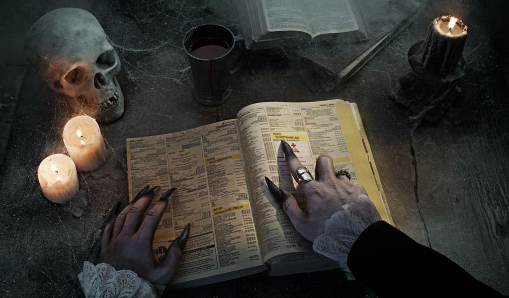 Руки с длинными ногтями