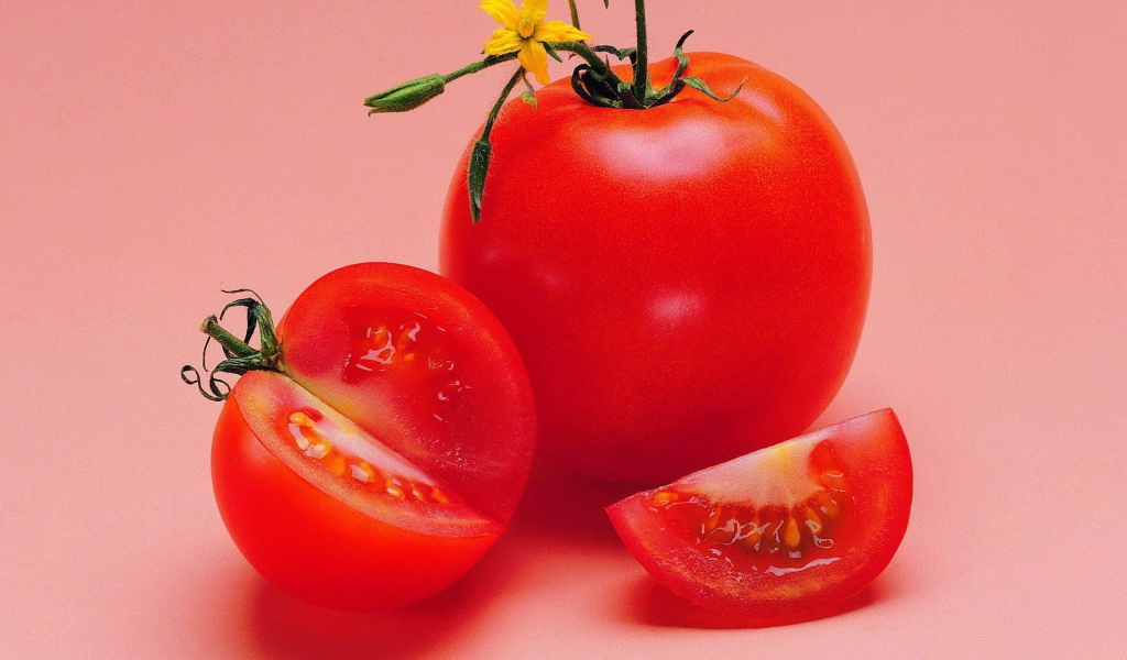 Красный спелый помидор