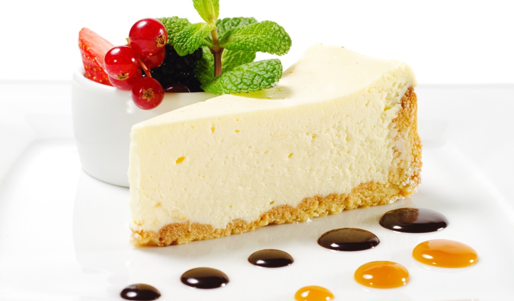 Пирожное с ягодами и шоколадом