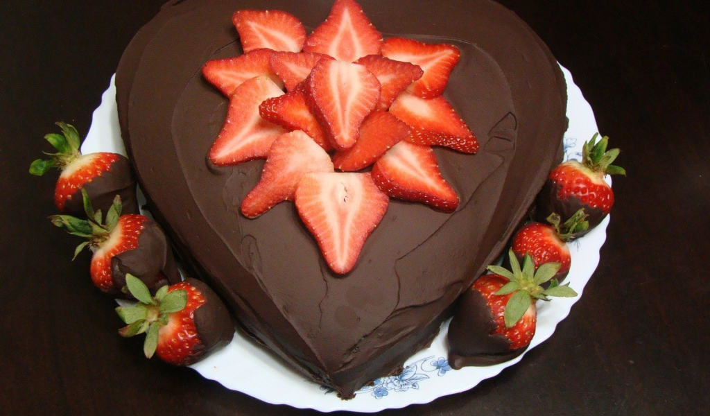 Торт в шоколаде с клубникой