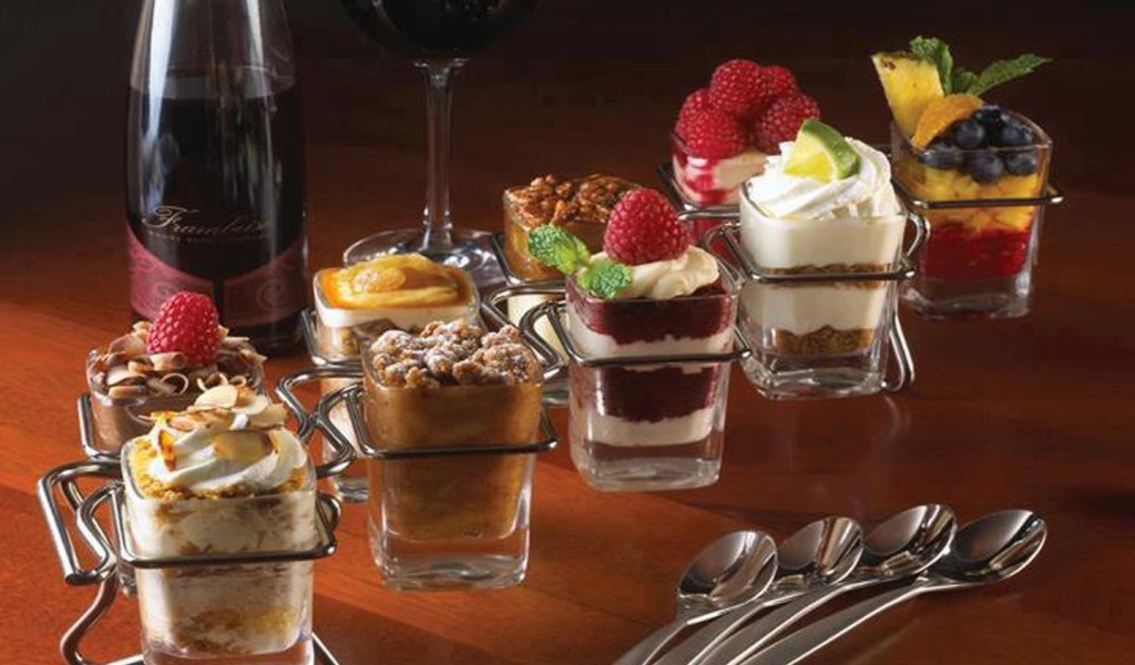 Десерт с красным вином