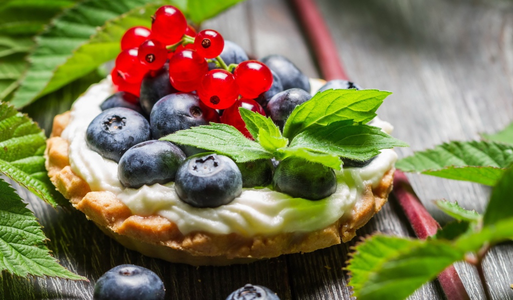 Десерт с черникой