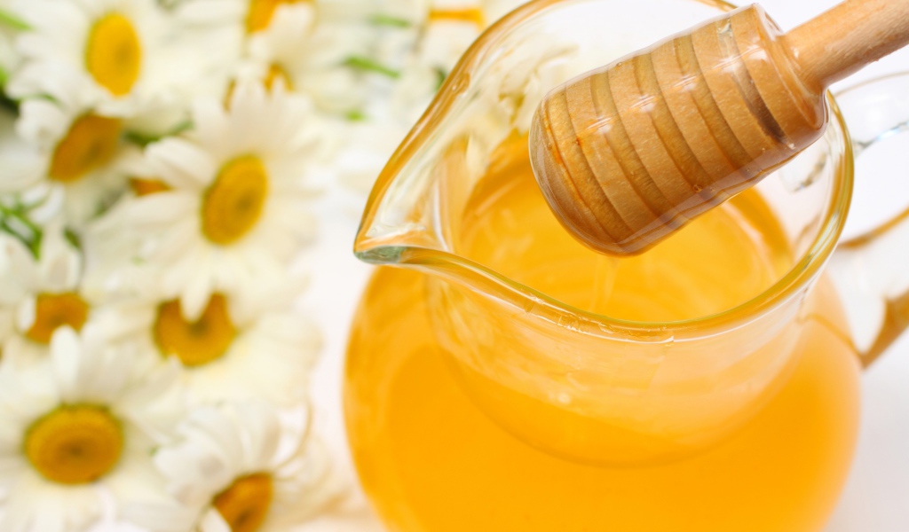 Желтый мед в кувшине