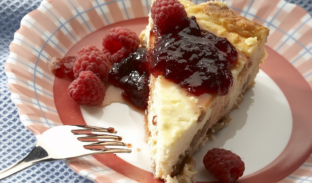 Пирог с малиной и джемом