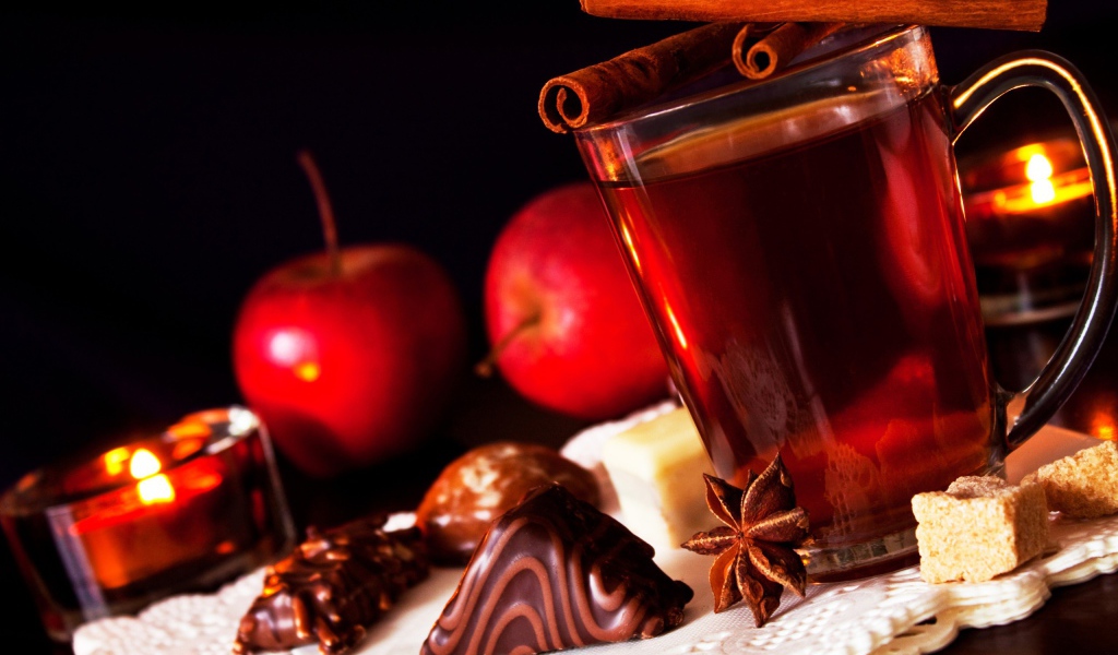 Чай с корицей и сладостями