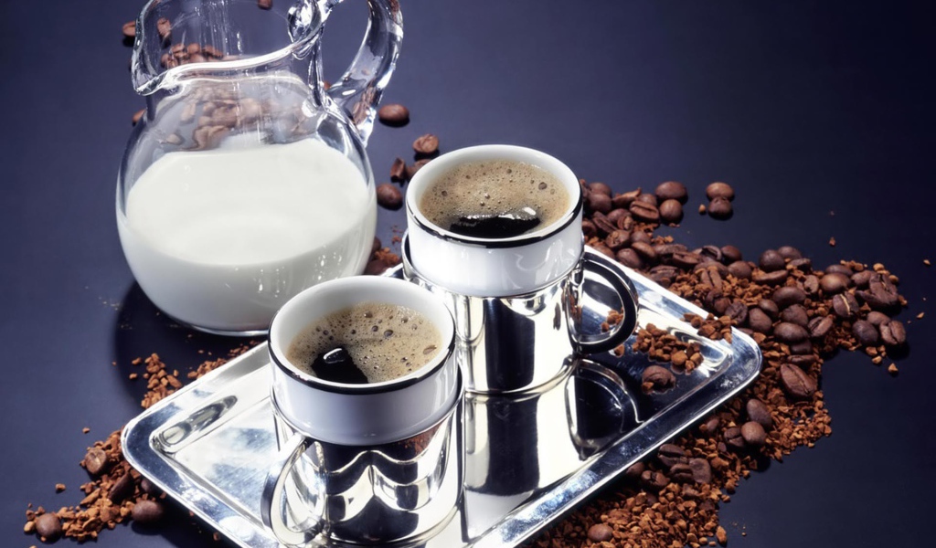 Черный кофе и молоко