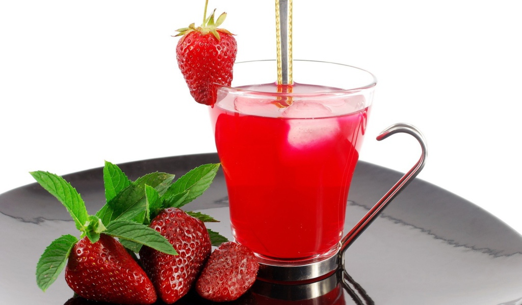 Клубничный коктейль в стакане