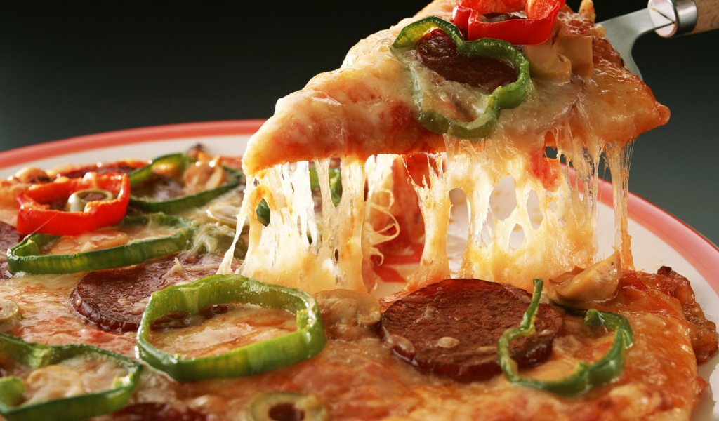 Пицца с колбасой и перцем и сыром