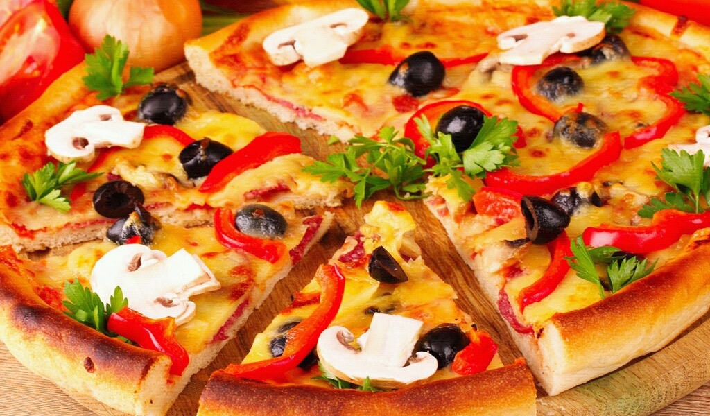 Пицца разрезанная на дольки