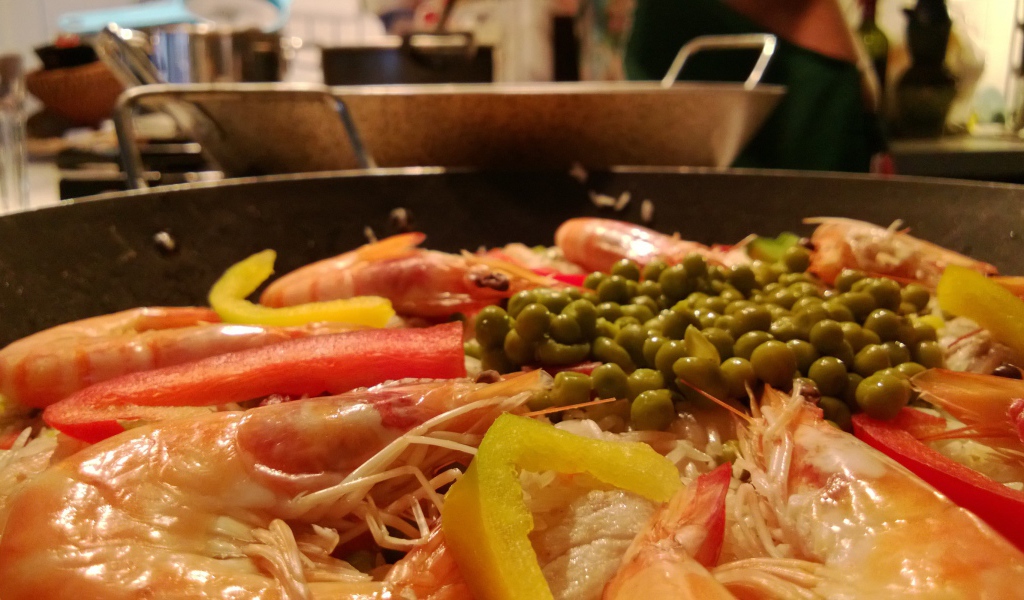 Креветки с зеленым горошком Паелья