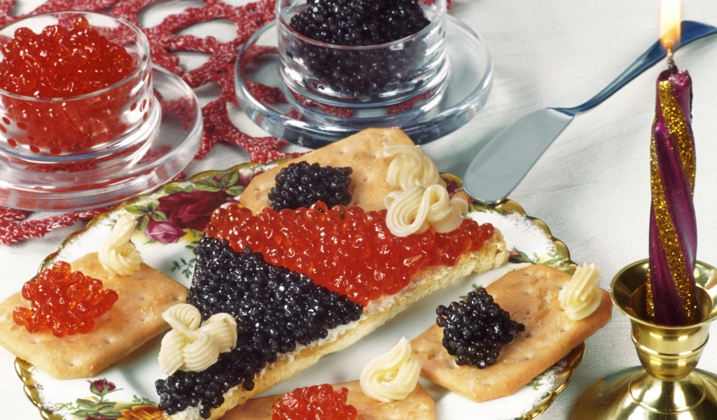 Бутерброд с черной и красной икрой икрой