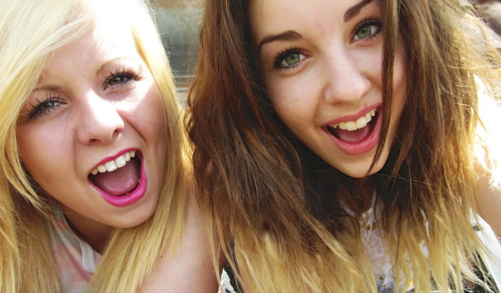 Девчонки с зелеными глазами бесятся