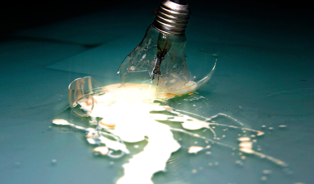 Из разбитой лампы вытекает свет