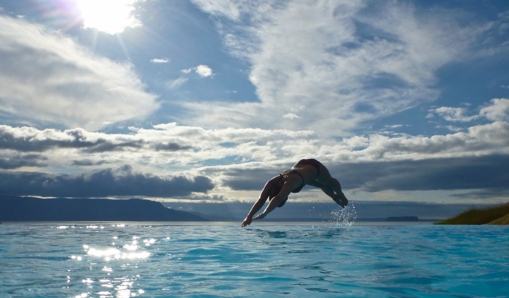 Девушка ныряет в воду