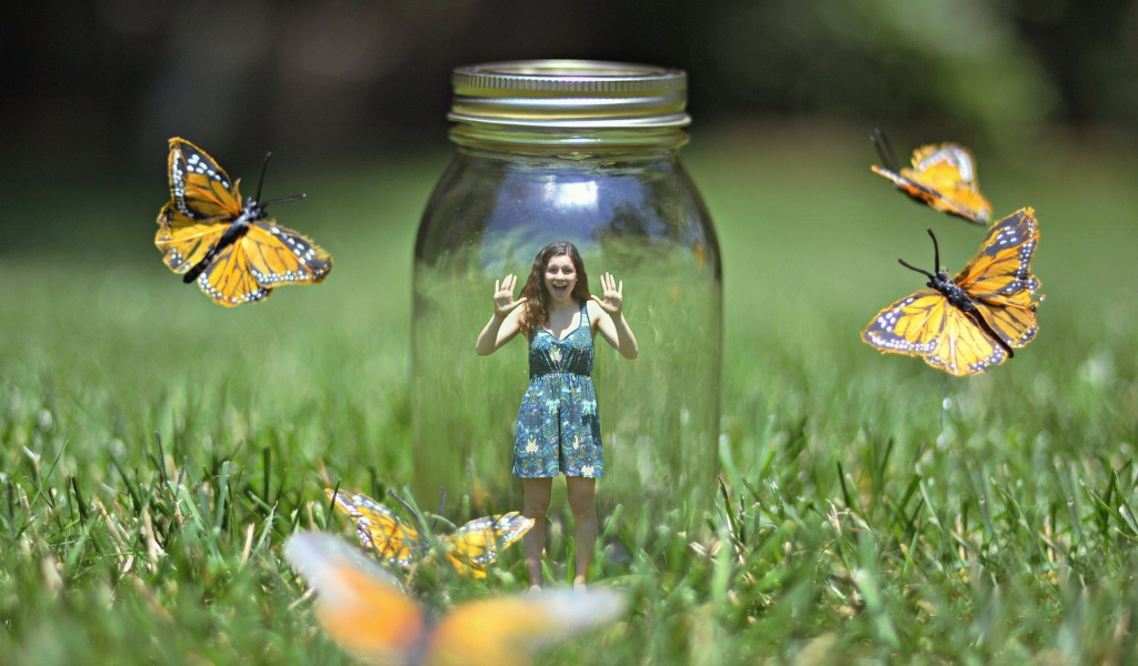 Девочка в банке