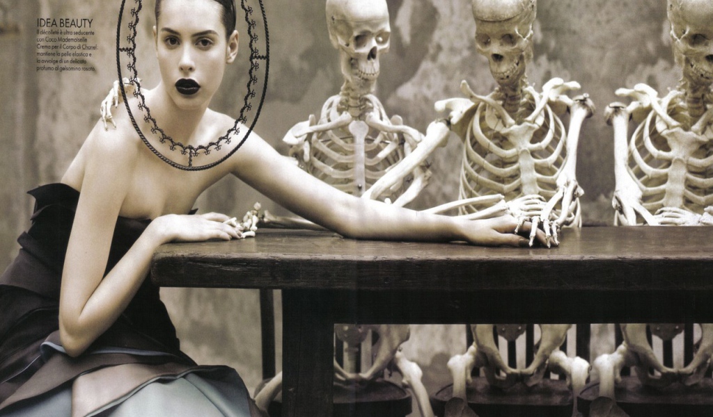 Девушка со скелетами за столом