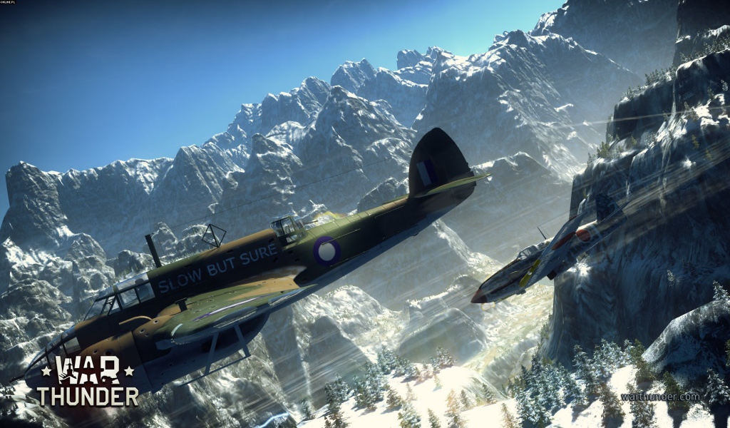 War Thunder самолеты летают над холмами