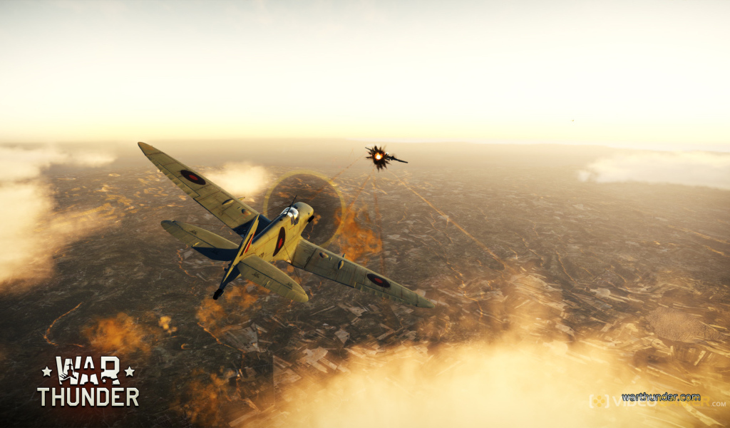 War Thunder военный самолет попал в цель