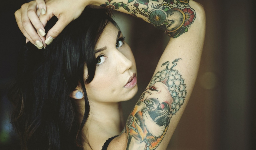 Рука с татуировкой