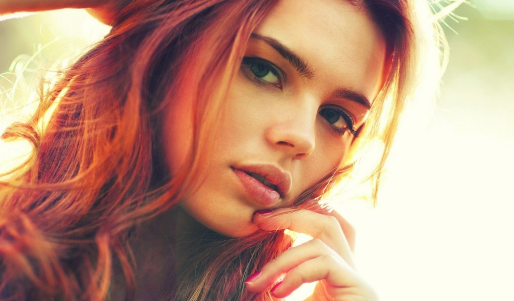 Красивая рыжая девушка