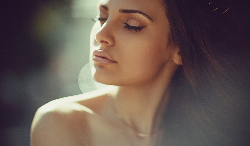 Мечтающая брюнетка