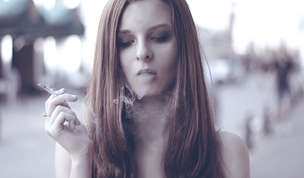 Девушка с сигаретой
