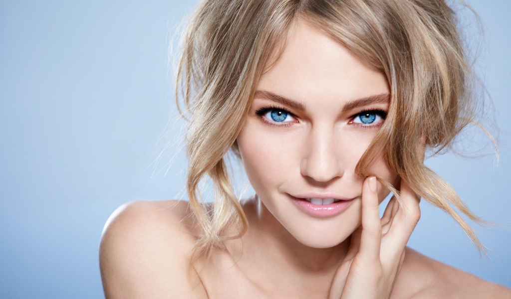 Милая блондинка