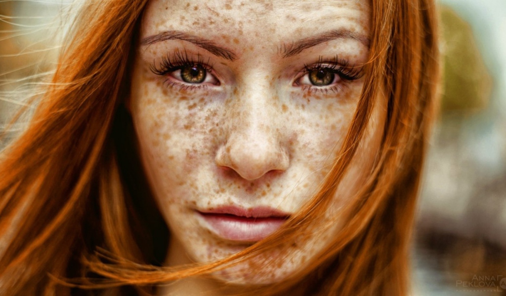Конопатая девушка